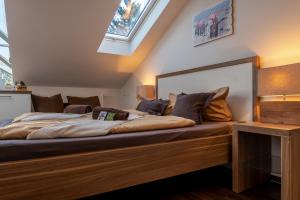 a large bed in a room with a skylight at Seaside-Townhouse in Timmendorfer Strand