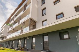 a tall building with windows on the side of it at Apartament 2 camere Narcis in Braşov