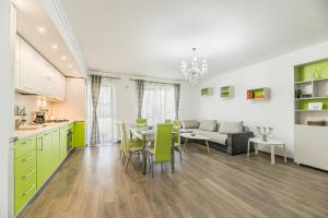 a kitchen and living room with a table and a couch at Apartament 2 camere Narcis in Braşov