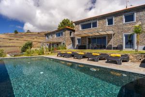 uma villa com piscina em frente a uma casa em Cantinho da Natureza - Nature & Tranquility - Heated pool optional em Jardim do Mar