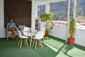 Posezení v ubytování Hotel California Calca