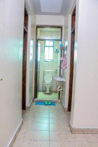 Habitación con baño con aseo y lavabo. en Rubistones en Naivasha