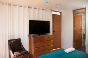TV a/nebo společenská místnost v ubytování Hotel California Calca