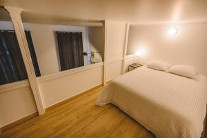 Säng eller sängar i ett rum på Hyper centre - Hôtel de Ville