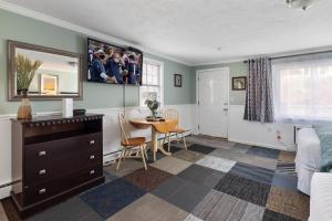 Een zitgedeelte bij Ocean Inn on Nantasket Beach