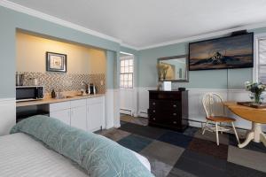 Een keuken of kitchenette bij Ocean Inn on Nantasket Beach +28 foto's