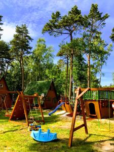 Domki Letniskowe MAJA tesisinde çocuk oyun alanı