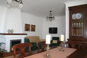 uma sala de estar com uma mesa e cadeiras e uma lareira em Casa da Bela Vista em Casal de Loivos