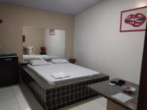 Ένα ή περισσότερα κρεβάτια σε δωμάτιο στο Pousada Tropical (Adults Only)