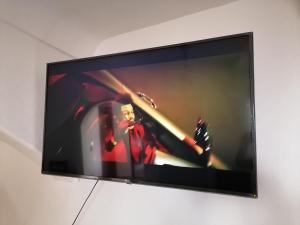 TV de pantalla plana colgada en la pared en Departamento Boulevard MZO, en Manzanillo