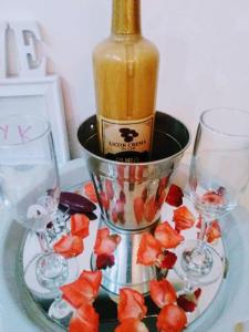 een fles wijn in een emmer op een tafel met glazen bij Stylus Hotel Iquitos in Iquitos