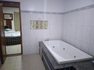 Kylpyhuone majoituspaikassa Pousada Tropical (Adults Only)