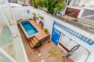 an overhead view of a swimming pool on a building at Club Suites - Aeroporto Congonhas in São Paulo