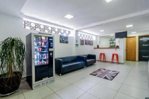 una habitación con una máquina de refrescos en una tienda en Rock CGH Suites - Aeroporto de Congonhas, en São Paulo