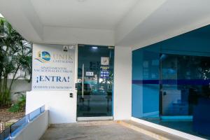 einen Eingang zu einem Gebäude mit einer Glastür in der Unterkunft Unik Cartagena Edificio Poseidon in Cartagena de Indias