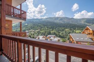 un balcone con vista sulle montagne di Le lodge des Cîmes, Méribel Centre, Magnifique duplex cosy a Méribel