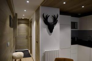 une chambre avec un mur avec une tête de cerf sur le mur dans l'établissement Le lodge des Cîmes, Méribel Centre, Magnifique duplex cosy, à Méribel