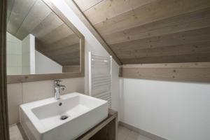 un bagno con un lavandino bianco e una doccia di Le lodge des Cîmes, Méribel Centre, Magnifique duplex cosy a Méribel Altre 18 foto
