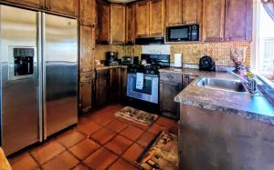 哥德普洛谷的住宿－Terra Monarca，厨房配有不锈钢冰箱和水槽
