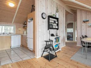 Kjøkken eller kjøkkenkrok på Four-Bedroom Holiday home in Væggerløse 8