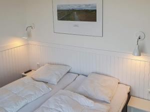 Two-Bedroom Holiday home in Wendtorf 27 tesisinde bir odada yatak veya yataklar