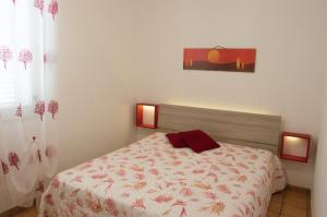 カステッランマーレ・デル・ゴルフォにあるVillino Marmoraのベッドルーム1室(白い毛布付きのベッド1台付)