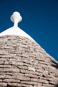 une statue au sommet d'un bâtiment en briques dans l'établissement Trullo Mimmo, à Locorotondo