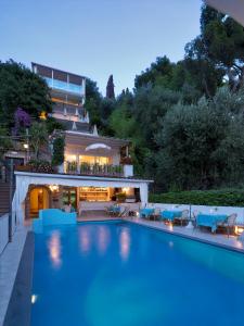 una gran piscina frente a una casa en Hotel Villa Brunella en Capri