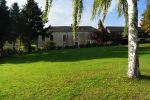 un arbre dans la cour d'une maison dans l'établissement Hotel du Golf de Clécy, à Clécy