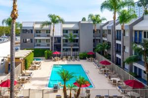 Výhled na bazén z ubytování Motel 6-Anaheim, CA - Maingate nebo okolí