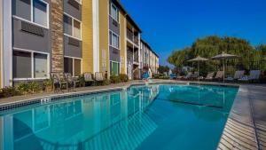 a swimming pool in front of a apartment building at Best Western Plus Heritage Inn in Benicia