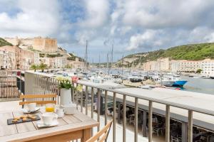 uma varanda com vista para uma marina em Best Western Hotel du Roy d'Aragon em Bonifacio