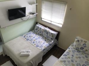 アウテル・ド・ションにあるPousada Recanto Maguaryの小さなベッドルーム(ベッド1台、テレビ付)