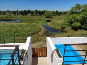 vistas al río desde el balcón de una casa en Cabaña Abuelo Ernesto 1 en Colón