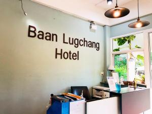 een bord op de muur van een hotel bij Baanlugchange Hotel in Chanthaburi