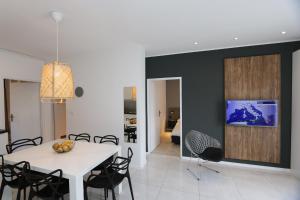 kuchnia i jadalnia z białym stołem i krzesłami w obiekcie Apartment in Silo with Two-Bedrooms 7 w mieście Šilo