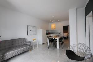 salon i kuchnia z kanapą i stołem w obiekcie Apartment in Silo with Two-Bedrooms 7 w mieście Šilo +15 zdjęć