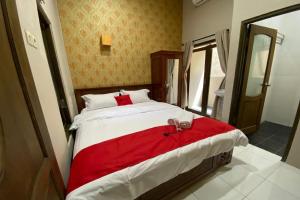 เตียงในห้องที่ RedDoorz near Mojokerto Train Station