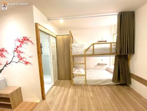 Mały pokój z łóżkiem piętrowym i lustrem w obiekcie โรงแรมชิบะรูม นครราชสีมา สาขามหาวิทยาลัยเทคโนโลยีสุรนารี w mieście Nakhon Ratchasima