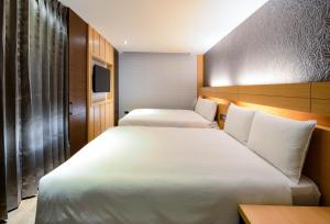 Postel nebo postele na pokoji v ubytování Talmud Hotel Tainan