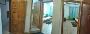 Hotel Sarla Regency客房内的一张或多张床位