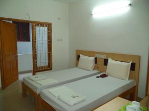 เตียงในห้องที่ Samrat Guest House KK Nagar