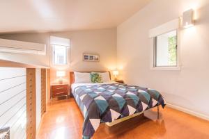 Schlafzimmer mit einem Bett und einem Fenster in der Unterkunft Allure Stradbroke Resort in Point Lookout