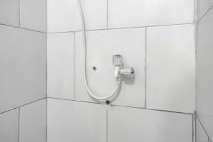 Ванная комната в Cendrawasih Residence Mitra RedDoorz