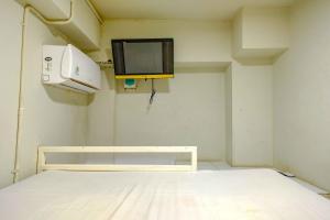 Кровать или кровати в номере Cendrawasih Residence Mitra RedDoorz