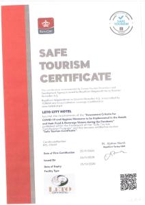 un certificat rouge et blanc à bandes rouges dans l'établissement leto city hotel, à Eskişehir