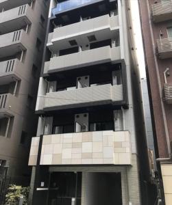 un bâtiment en tallard avec une façade en carreaux blancs dans l'établissement Dash Living Nihonbashi, à Tokyo