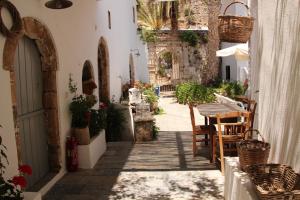 Imagem da galeria de Hotel Porto Loutro on the Beach em Lutró