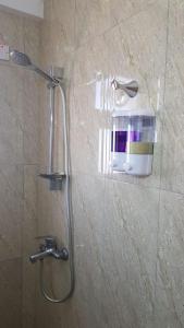 Phòng tắm tại Al Shumoo Apparment