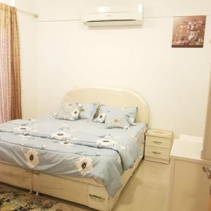 Кровать или кровати в номере Al Shumoo Apparment